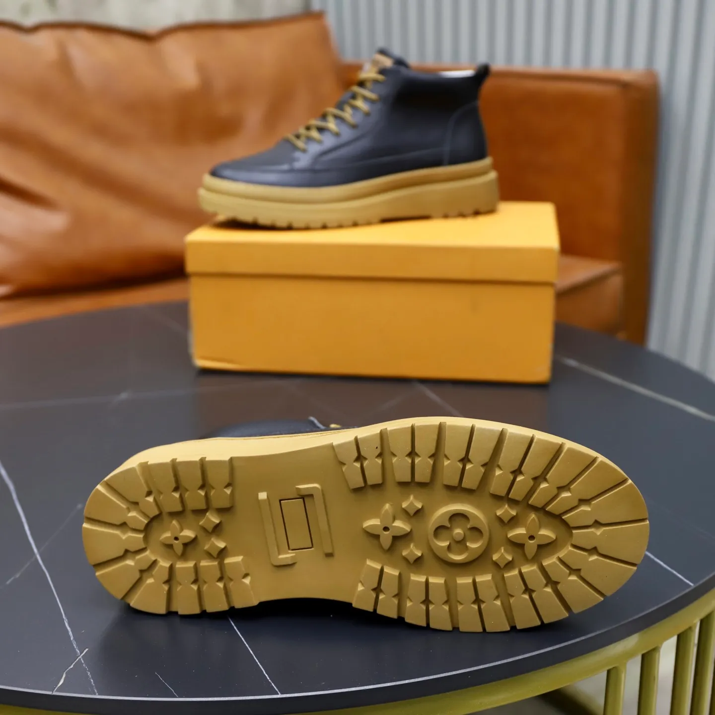 Ex-factory price: 460💰🙅‍♂️🙅‍♂️🙅‍♂️ Brand: LV Louis Vuitton Standard code: 38–44 (45 can be customized) Grade: Same as the official website Material: Original cowhide fabric Comfortable pigskin lining Lightweight wear-resistant outsole Style category: Men's fashion casual shoes and boots Running sneakers Distinguished luxury brand elements Top luxury Color: actual picture color